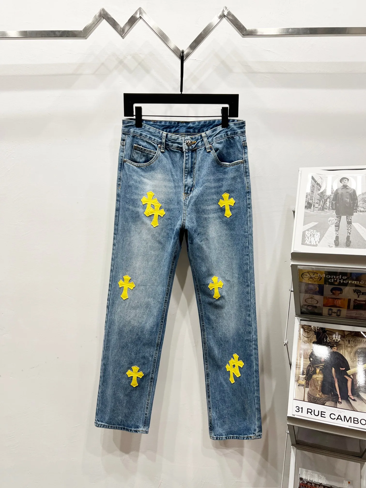 P240 Style number: (K1170) Chrome hearts & Chrome hearts High-end Chrome hearts blue and yellow leather cross patchwork leather jeans, the same style as the trendy uncle. Original hardware accessories, washed and other elevators, QR code analysis are all purchased from the original factory, high degree of restoration, you are welcome to compare the products ~ Three-dimensional version Loose and comfortable, not picky about the figure, taller and slimmer, factory Seiko, original factory quality control, same style for men and women, can be matched with couples, versatile recommendation, must-have jeans for all seasons, fashionable people have been disappointed From the quality selection of fabrics, the tailoring of details, and the matching of patterns, everything is impeccable! The upper body is so handsome when worn...it can be easily worn by men, women and children! The craftsmanship uses heavy-duty washed pure cotton denim fabric. After washing, it is soft and thick. It is very stylish when worn on the body. Size: 28, 30, 32, 34 Color: blue yellow leather